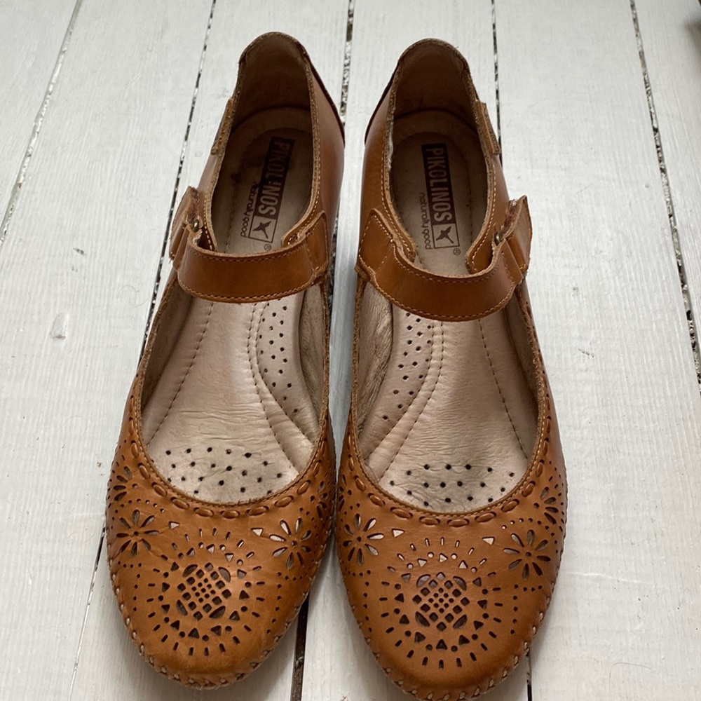 Pikolinos kitten heels.